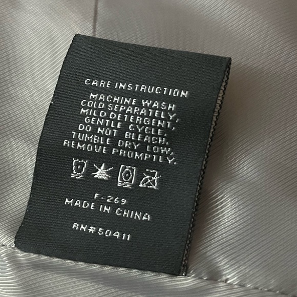 Vince Camuto Women’s Jacket windbreaker. Silver. Size Large. - Picture 9 of 10